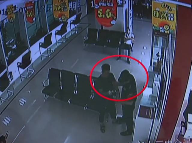 男子在銀行用筷子夾取捐款箱內錢財 稱家境不好