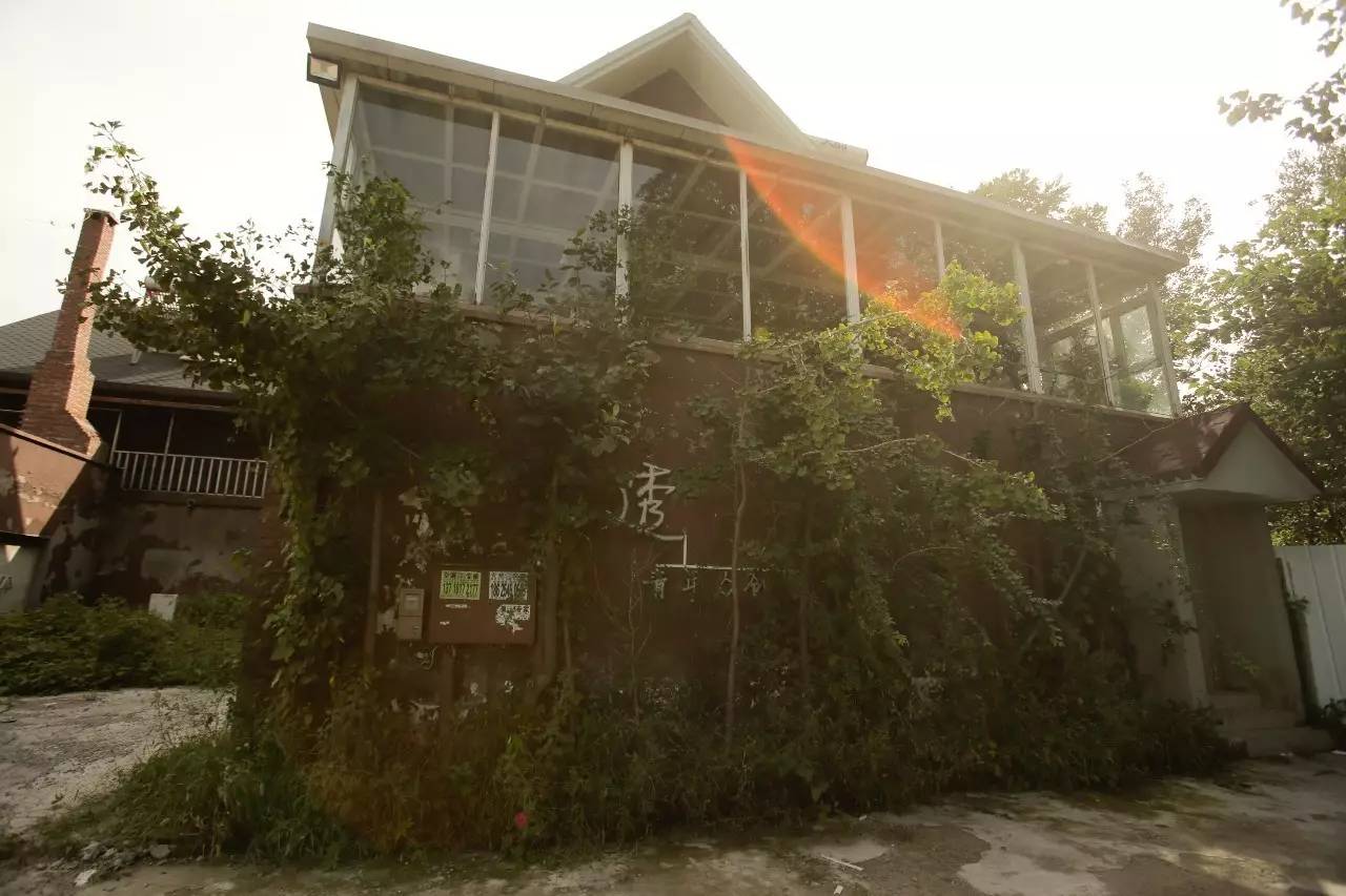 ▲失戀博物館位于北京市通州區宋莊鎮的一個重創空間內，這里是一個藝術家集聚區。