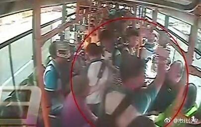 視頻截圖：青島男子嫌讓座慢腳踹掌摑學生。圖片來源：青島市公安局市北分局官方微博