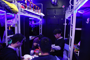 用人臉識別的技術(shù)，防火防盜防宿管。宿管一來，就可以自動發(fā)起警報(bào)