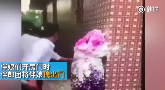 據澎湃新聞消息，近日廣東江門開平某村又現惡俗婚鬧。男方兄弟團去接新娘的時候，先用彩帶對著姐妹團狂噴，后來甚至有人用滅火器直接噴伴娘面部，害的伴娘差點被送進醫院。