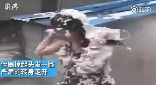 視頻中可以看到，雖然伴娘事先有穿雨衣防備，但在被伴郎團圍攻時，雨衣被拔下，更過分的是，有人還用滅火器直接對著她的臉噴。后來伴娘好像是生氣了，撩起頭發一臉嚴肅的轉身走開。