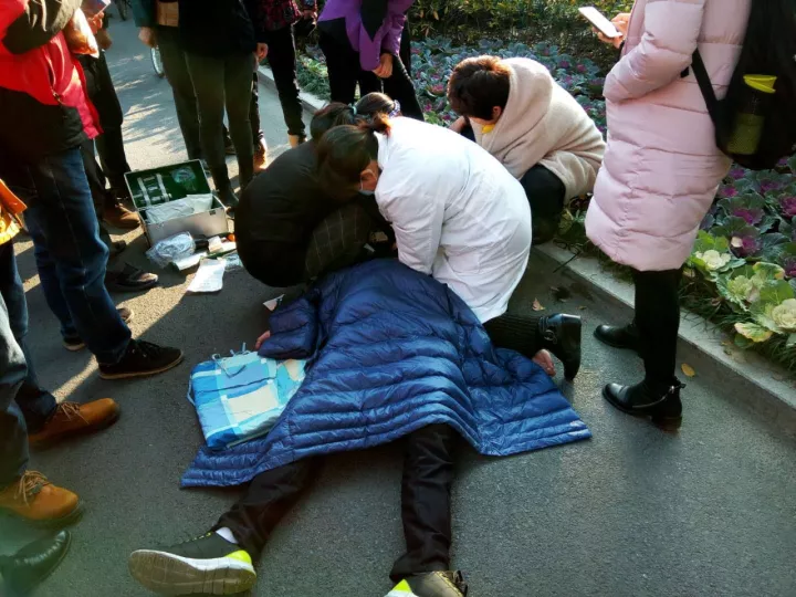 23歲IT男大學門口沒了心跳 保安飆車送醫生