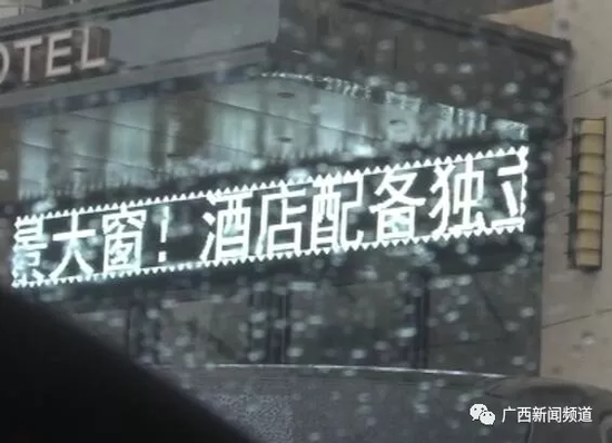 于是，民警將這一情況匯報給指揮中心，請求120醫(yī)護(hù)人員到達(dá)現(xiàn)場急救。