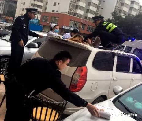 ▲女子跌落至一面包車車頂，民警和醫(yī)護(hù)人員將其救下。