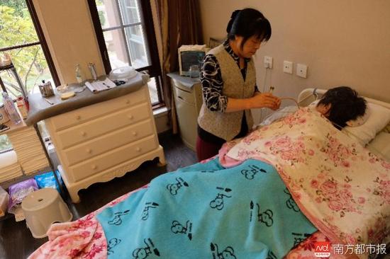 張津華進(jìn)食只能靠營(yíng)養(yǎng)粉鼻飼。(羅逸爵 攝)