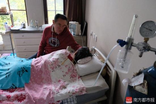 氧氣的轟隆聲,一刻不停地在這個(gè)家里“吵”了九年多。(羅逸爵 攝)