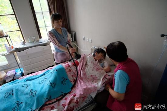 每次排痰,張津華就會(huì)癲癇發(fā)作,這是她腦部?jī)H有的電信號(hào)。(羅逸爵 攝)