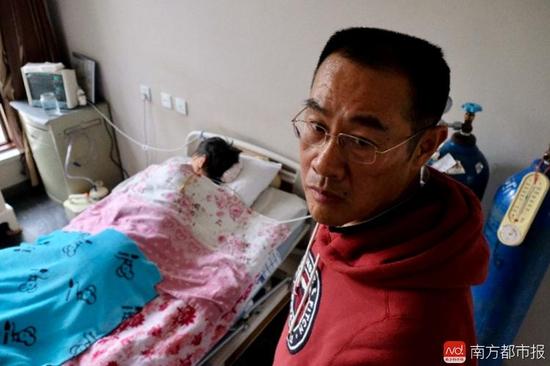 王煥凱說(shuō),要通過(guò)堅(jiān)持刑事訴訟,換張津華和社會(huì)一個(gè)公道。(羅逸爵 攝)