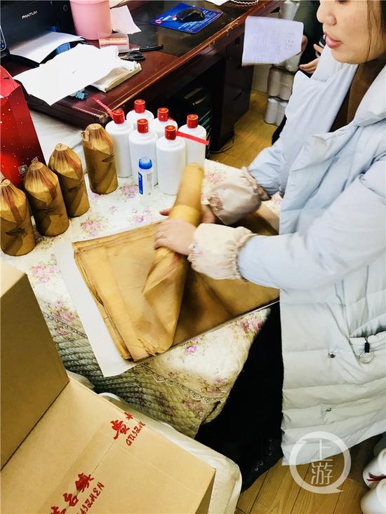 正在對白酒進行包裝處理的經營戶。