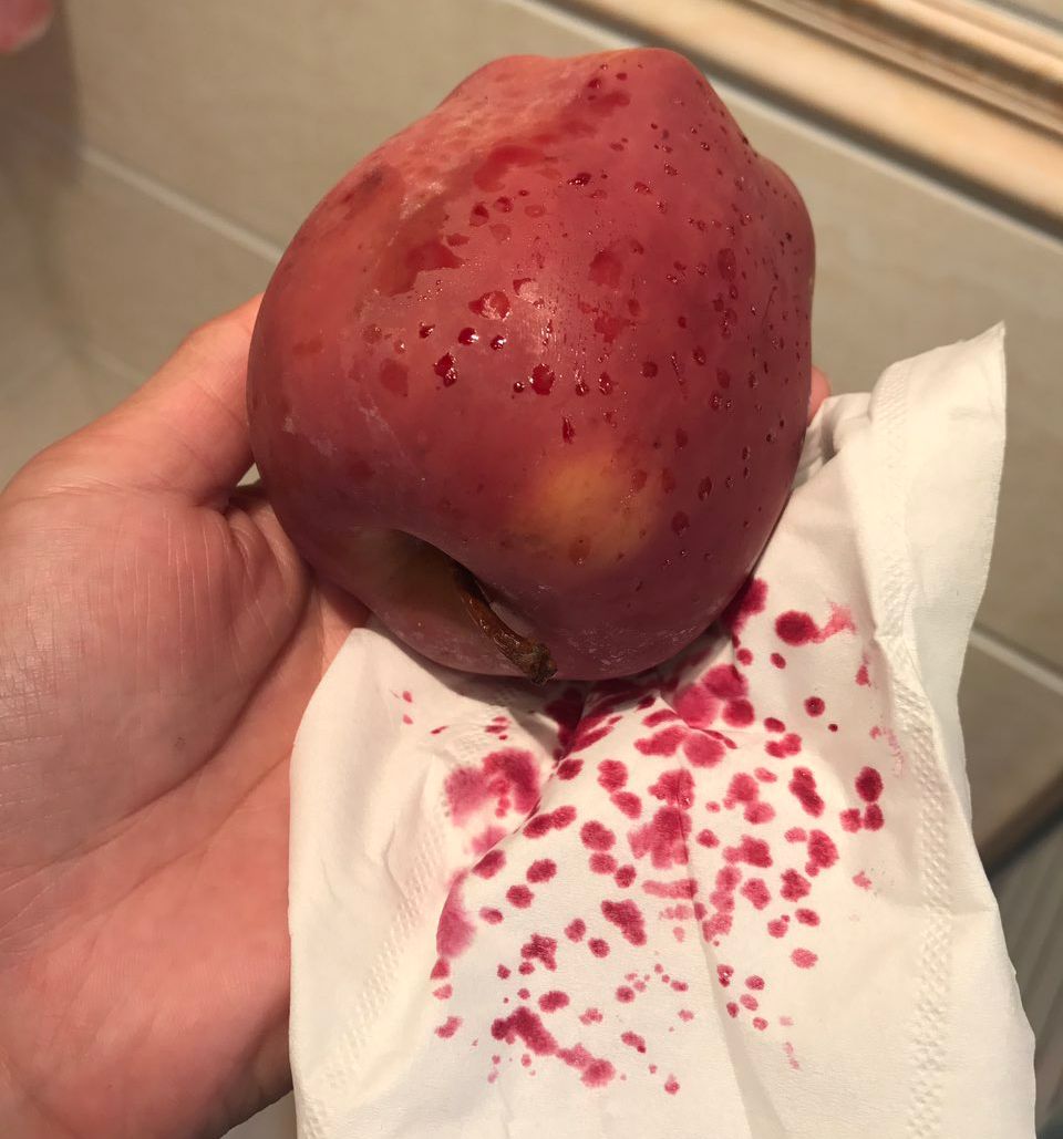 嚇懵！女子用熱水泡蘋果結(jié)果冒出血珠 咋回事？