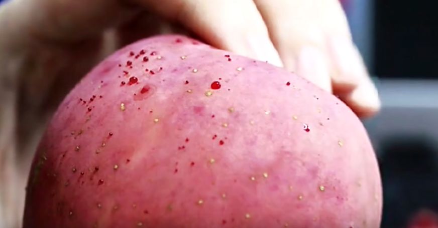 嚇懵！女子用熱水泡蘋果結(jié)果冒出血珠 咋回事？