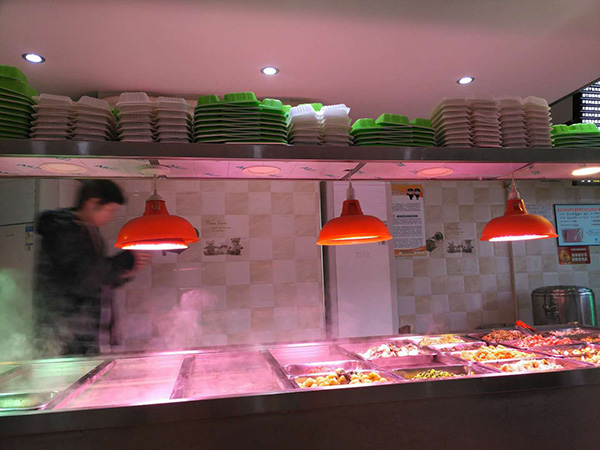 羅正宇經常去的炸醬面館，中午和晚上有盒飯吃。