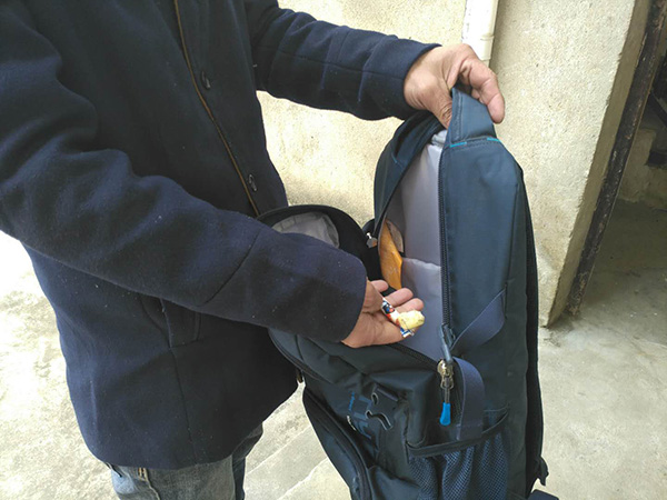 羅正宇的藍色背包，只剩下一塊錢和一顆大白兔奶糖。