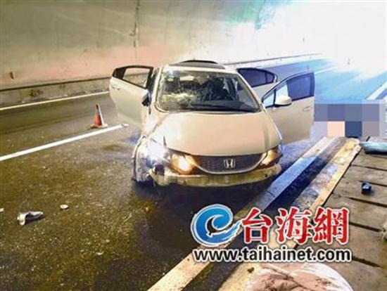 小車在龍巖高速隧道內(nèi)翻車，擋風(fēng)玻璃脫落。 臺海網(wǎng) 圖