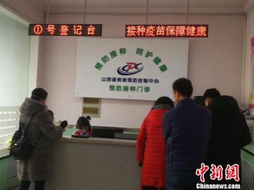 當日，山西省疾病預防控制中心門診部擠滿了前來接種和咨詢四價宮頸癌疫苗的女性。 范麗芳 攝