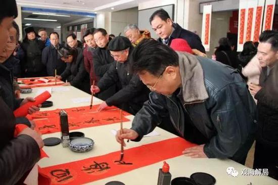 朱敏華為市民寫春聯