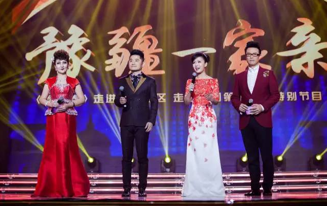 主持人：白燕升、龐曉戈、關楓、熱娜·古麗（從右到左）