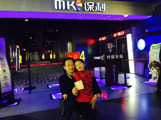 再來看兩個萌娃，表情都好有戲！