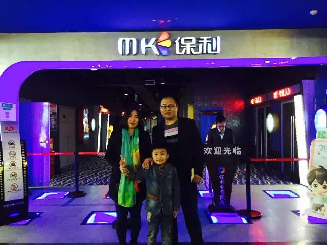 再來看兩個萌娃，表情都好有戲！