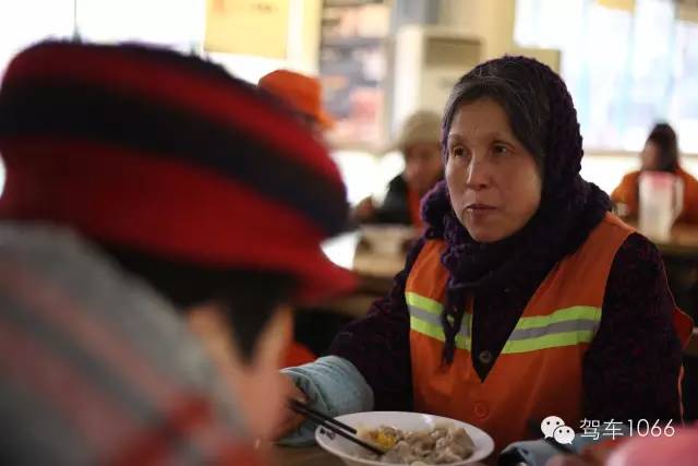 部分環衛工在下班后來到76人老燴面吃到熱乎乎的餃子。