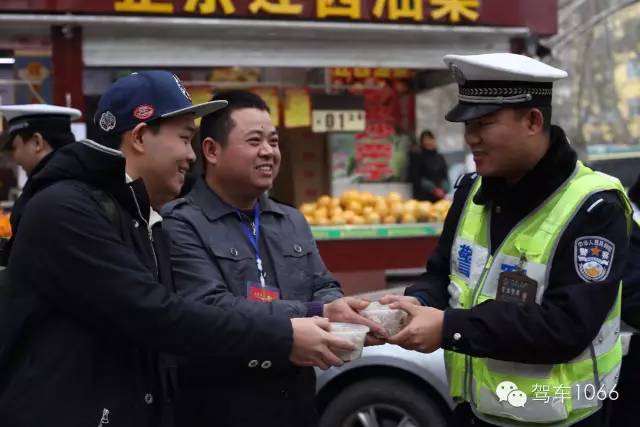 新華社攝影記者李博，也隨我們1066小分隊一路同行他也為我們記錄下了一幕幕溫暖的瞬間。