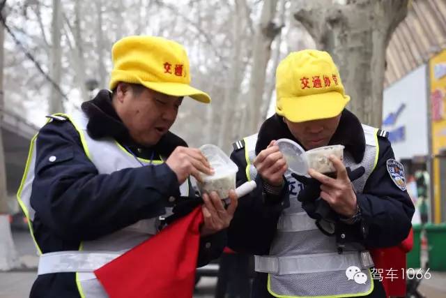 1066小分隊和志愿者來到金水路文化路，給這里執勤的交警和協管送去暖心餃子。
