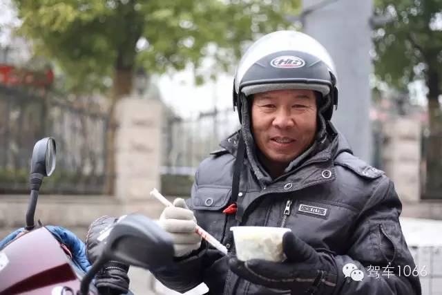 1066小分隊來到紫荊山（摩的司機、出租車司機、市民)，給他們送去餃子。