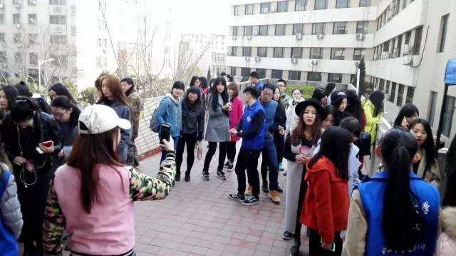 還沒開始時大家已經開始有序排隊了，棒棒噠！