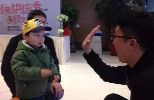 老楊你真心的是童心未泯啊，來，跟叔叔Give Me Five！