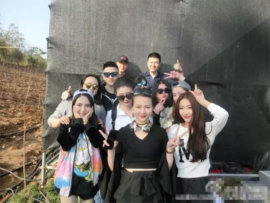 能認(rèn)出幾位超女？王佳月和其他兩位超女本周就要前往長(zhǎng)沙咯