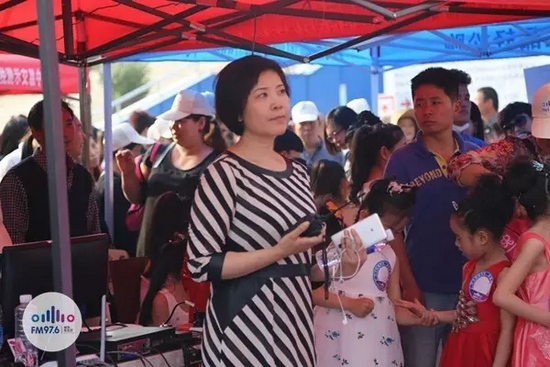 976老大木子一手手機一手對講一臉嚴肅，這是有多緊張呢？