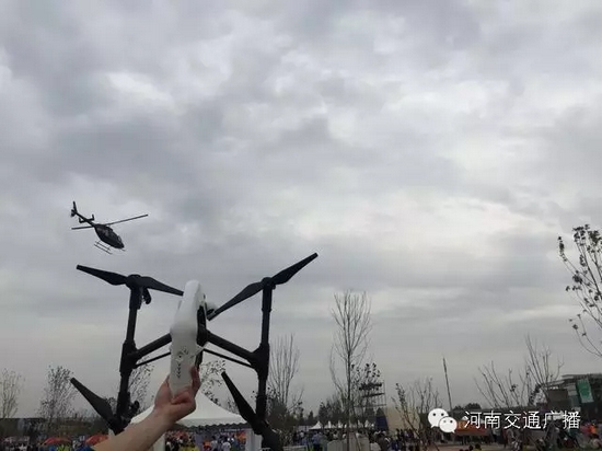 你以為音樂節只有音樂嗎？交廣號和無人機也在哦，看見它就揮揮手吧！