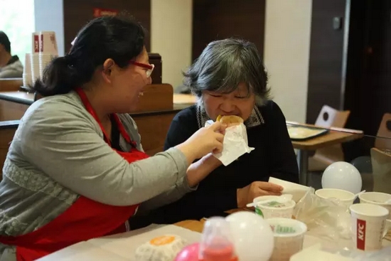 我還未長大，你卻已白了頭發，我要珍惜和媽媽在一起的每一刻