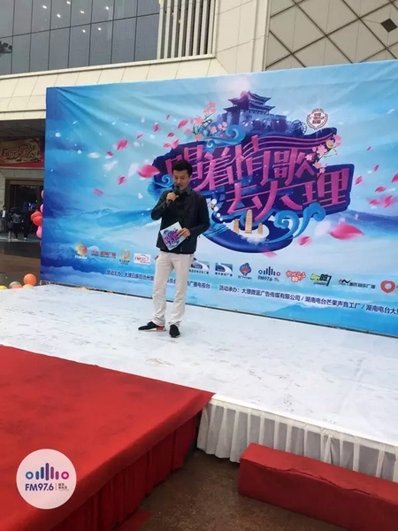 路飛冒雨主持，心中火熱的根本不需要雨傘啦！