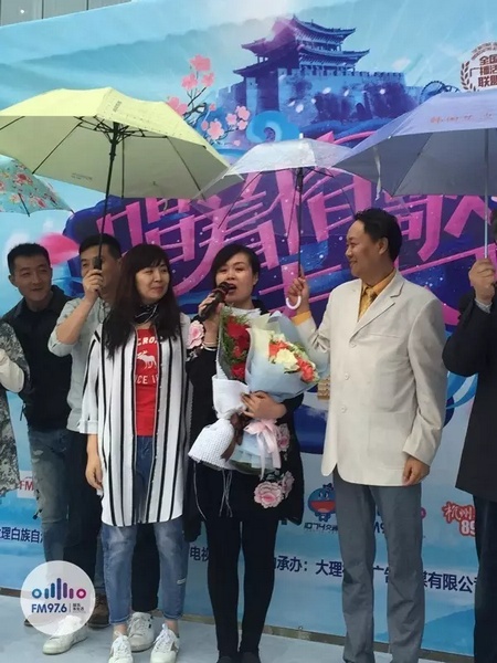 海波瞞著妻子，請來妻子的家人，耿梅驚喜感動，喜極而泣~