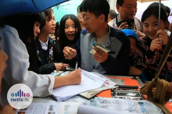 現場觀眾被臺上的浪漫氣氛感染，紛紛報名參加現場表白。