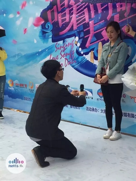 蘇世龍手捧戒指，單膝跪地向夢夢求婚，夢夢激動的說不出話來，點頭答應~