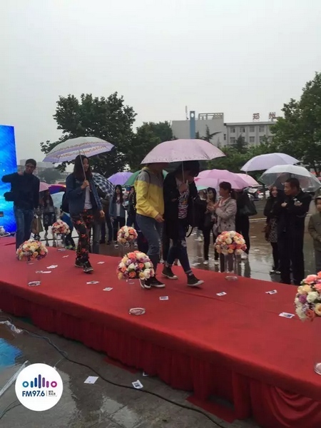 　　好友從屏幕后面走出來，他們特意從陜西、平頂山趕來為兩人送出祝福。