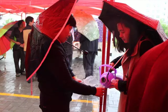 在寒冷的天氣中，為了能讓專家大夫們喝上熱水，紅改主任與柳青不斷的給大家添水。