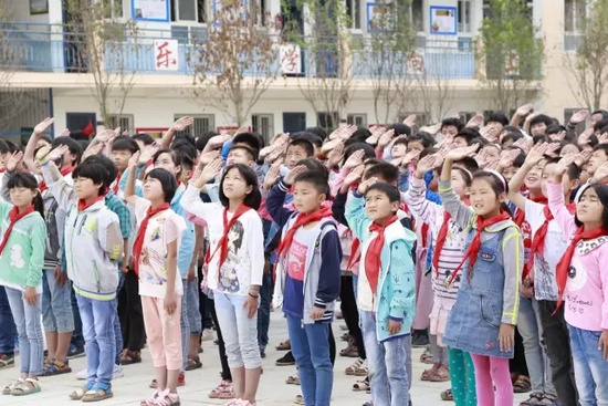 孩子們伴著廣播聲升國旗 孩子們伴著廣播聲升國旗