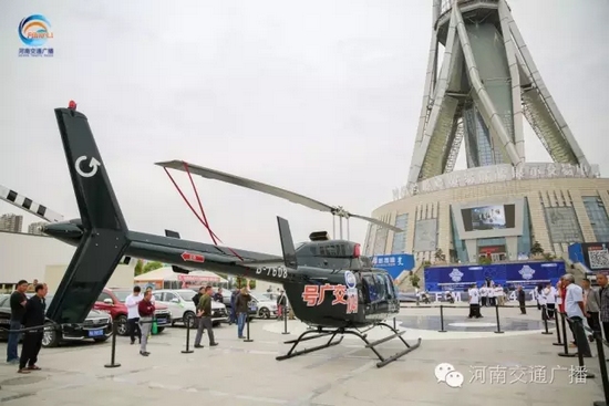 張貼著愛心助考車貼的“交廣號(hào)”直升機(jī)也同時(shí)起飛，共同開啟了今年的愛心助考之旅。