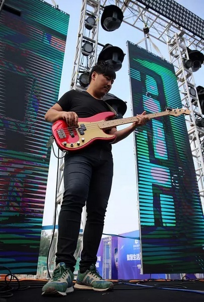 辛苦樂隊老師,你們跟我們一起,共同見證了時光音樂節(jié)是如何一步步成長至今的。 辛苦樂隊老師,你們跟我們一起,共同見證了時光音樂節(jié)是如何一步步成長至今的。