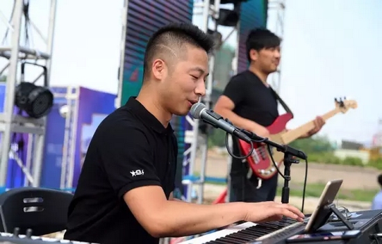 辛苦樂隊老師,你們跟我們一起,共同見證了時光音樂節(jié)是如何一步步成長至今的。 辛苦樂隊老師,你們跟我們一起,共同見證了時光音樂節(jié)是如何一步步成長至今的。