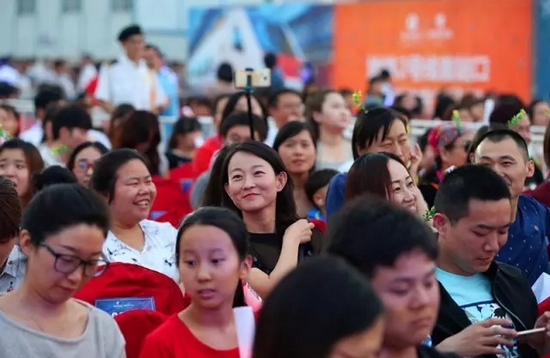 正是你們的笑容,才讓我們有了繼續(xù)前行的動力,哪怕風(fēng)雨兼程。 正是你們的笑容,才讓我們有了繼續(xù)前行的動力,哪怕風(fēng)雨兼程。