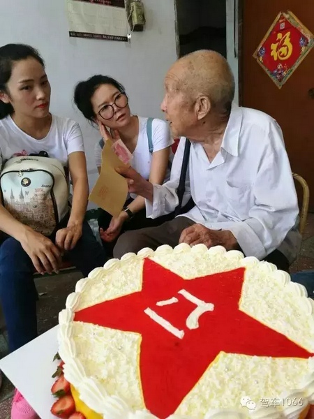 二姐們認真聽老兵講抗戰的故事,老人年事已高,記憶都是轟炸!轟炸!轟炸! 二姐們認真聽老兵講抗戰的故事,老人年事已高,記憶都是轟炸!轟炸!轟炸!