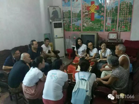 大家圍坐在一起聽老兵講著當年的故事 大家圍坐在一起聽老兵講著當年的故事