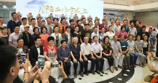 諸多藝術(shù)家和社會各界人士以及唐派弟子、戲迷到場祝賀 諸多藝術(shù)家和社會各界人士以及唐派弟子、戲迷到場祝賀