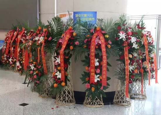 “月陽工作室”團(tuán)隊成員、戲曲志愿者及社會各界送來的祝福花籃 “月陽工作室”團(tuán)隊成員、戲曲志愿者及社會各界送來的祝福花籃