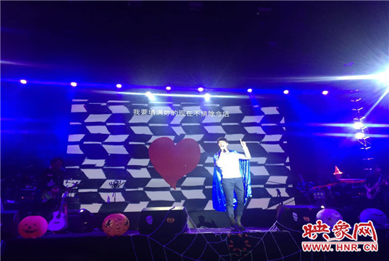 嚴爵及相信音樂旗下其他藝人賣力演出。 嚴爵及相信音樂旗下其他藝人賣力演出。